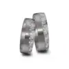 Alianzas de boda de tántalo y carbono con diamantes