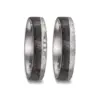Alianzas de boda de tántalo y carbono con diamantes