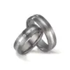 Alianzas de boda de tántalo y platino con diamantes