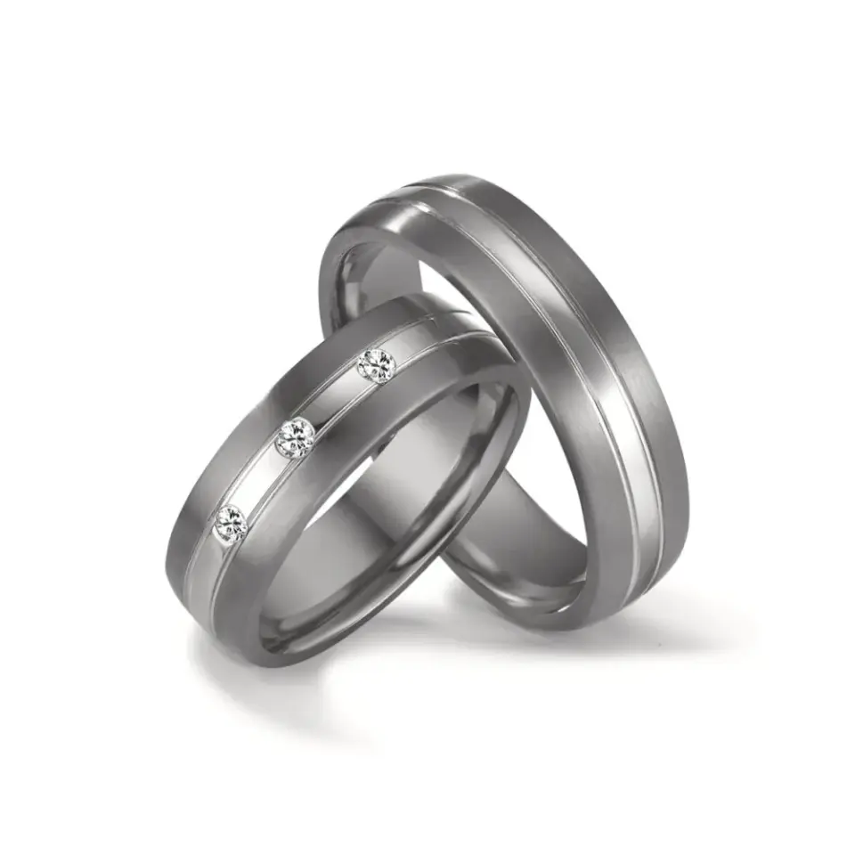 Alianzas de boda de tántalo y platino con diamantes
