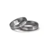 Alianzas de boda de tántalo y platino con diamantes