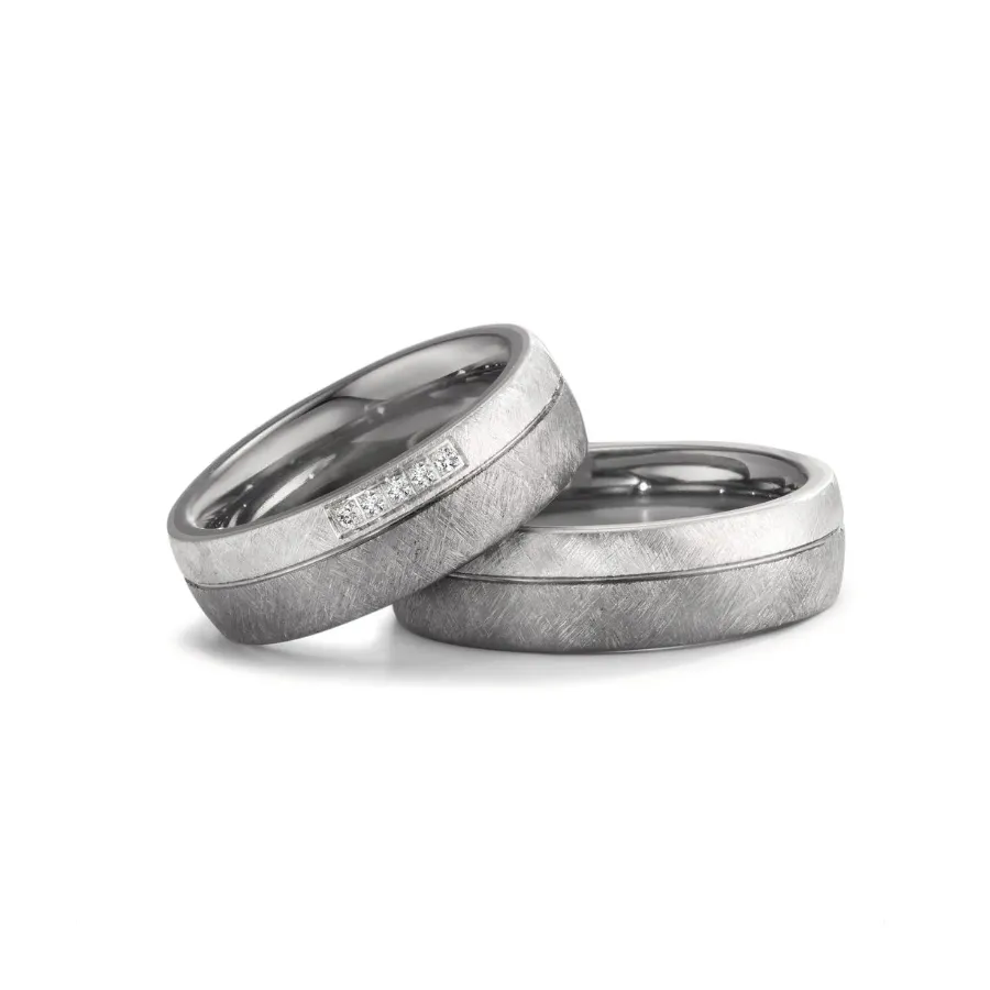 Alianzas de boda de tántalo y platino con diamantes