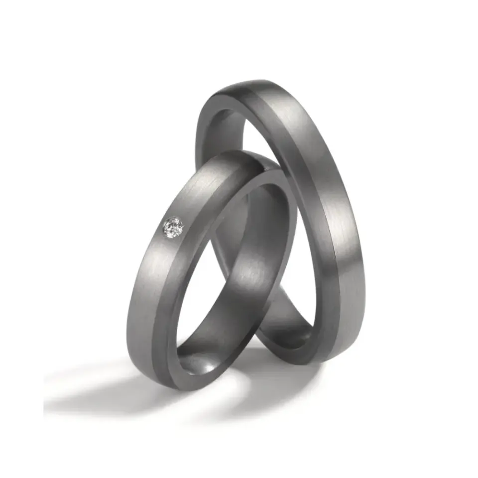 Alianzas de boda de tántalo y platino con diamante