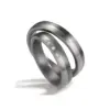 Alianzas de boda de tántalo y platino con diamantes