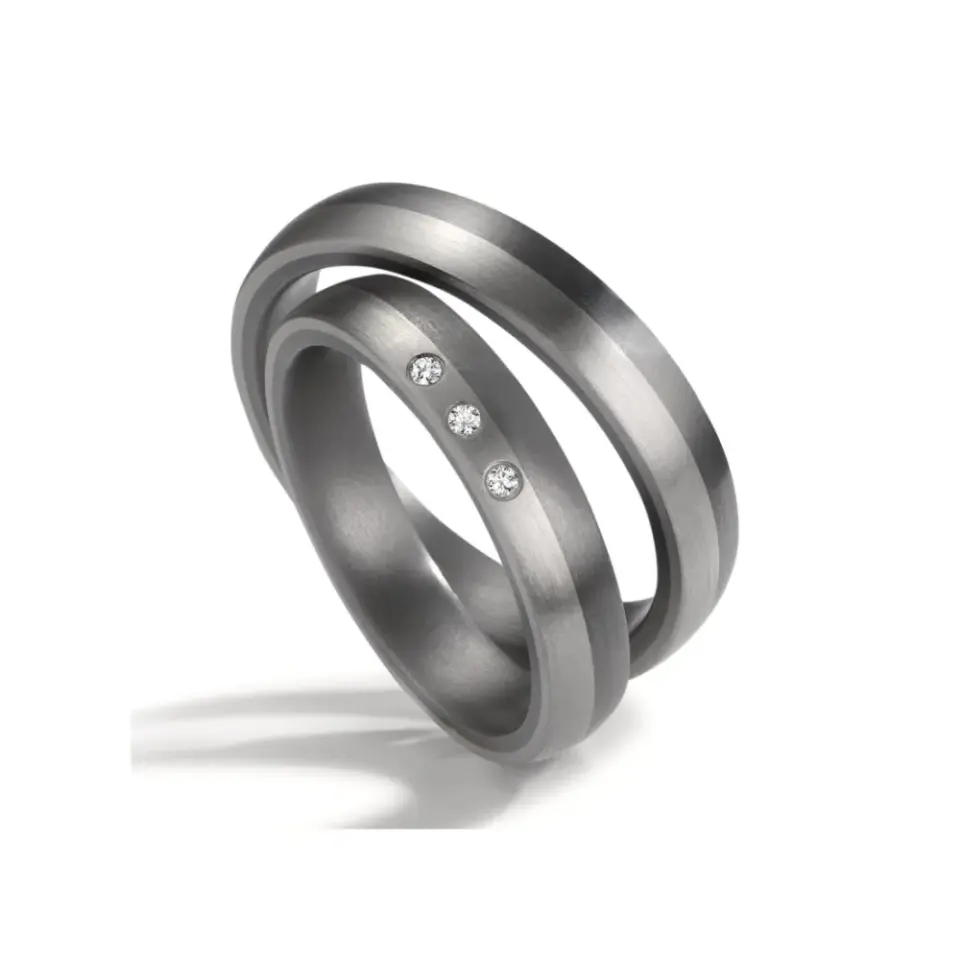 Alianzas de boda de tántalo y platino con diamantes