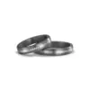 Alianzas de boda de tántalo y platino con diamantes