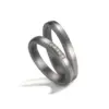 Alianzas de boda de tántalo y platino con diamantes