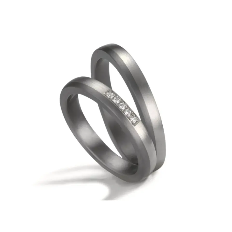 Alianzas de boda de tántalo y platino con diamantes