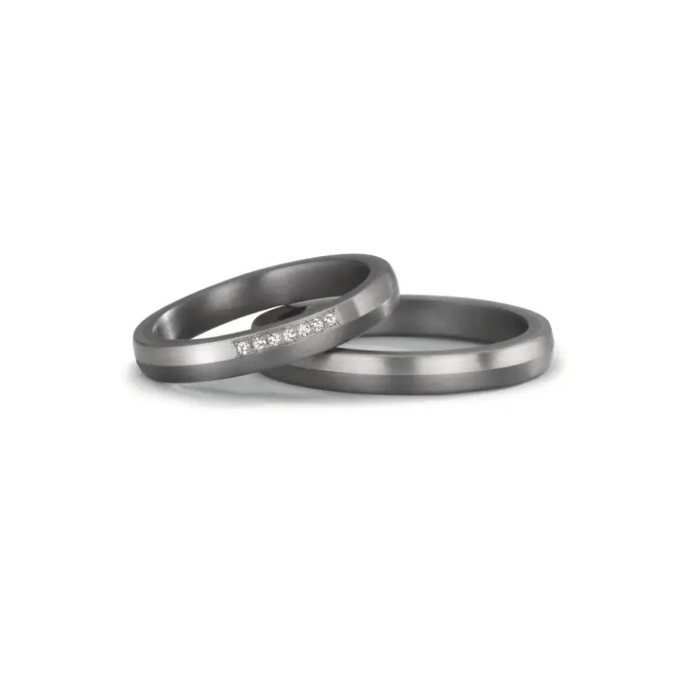Alianzas de boda de tántalo y platino con diamantes