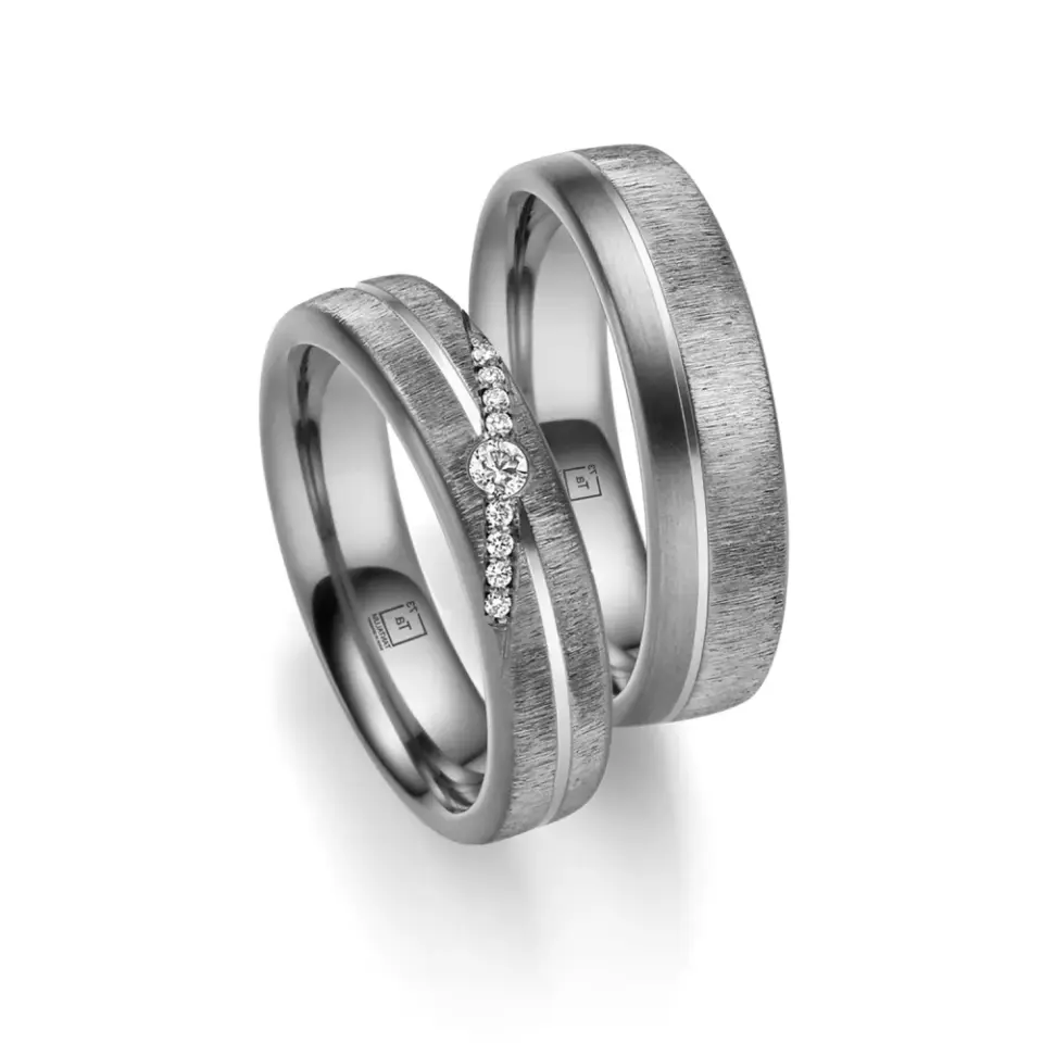 Alianzas de boda de tántalo y platino con diamantes