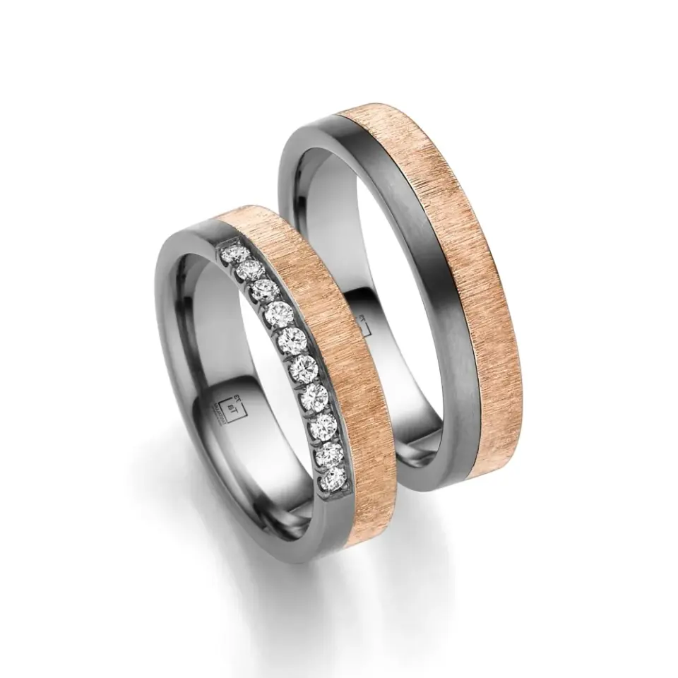 Alianzas de boda de tántalo y oro rosado con diamantes