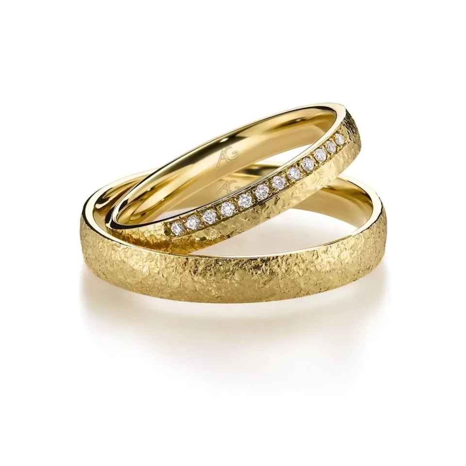 Alianzas de boda de oro amarillo con diamantes