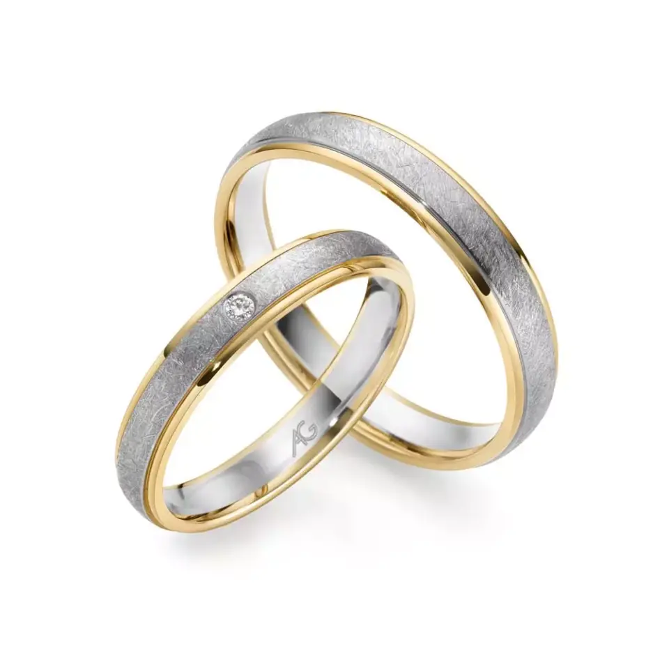 Alianzas de boda de oro amarillo y oro blanco con diamante