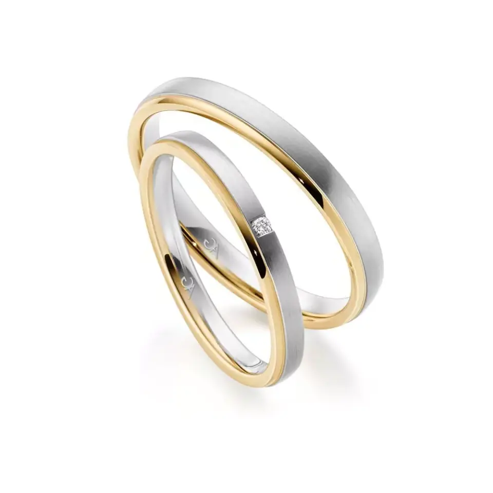 Alianzas de boda de oro amarillo y oro blanco con diamante