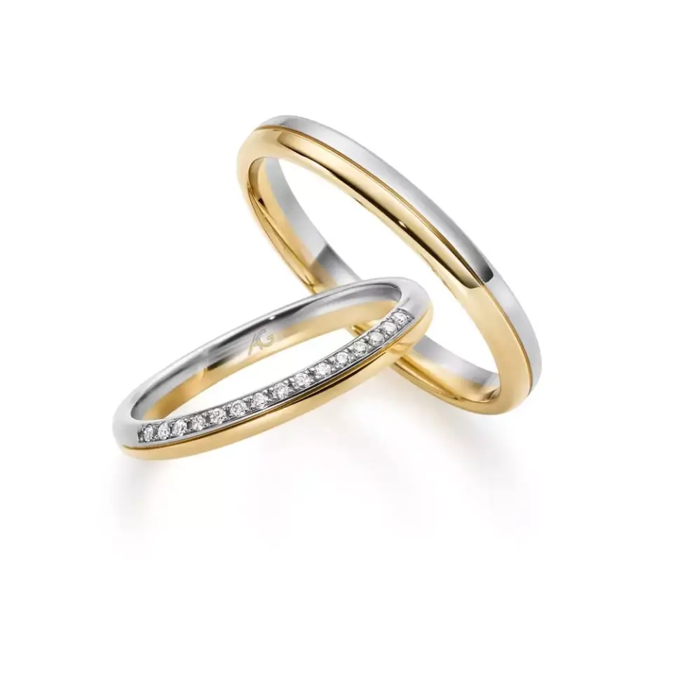Alianzas de boda de oro amarillo y oro blanco con diamantes