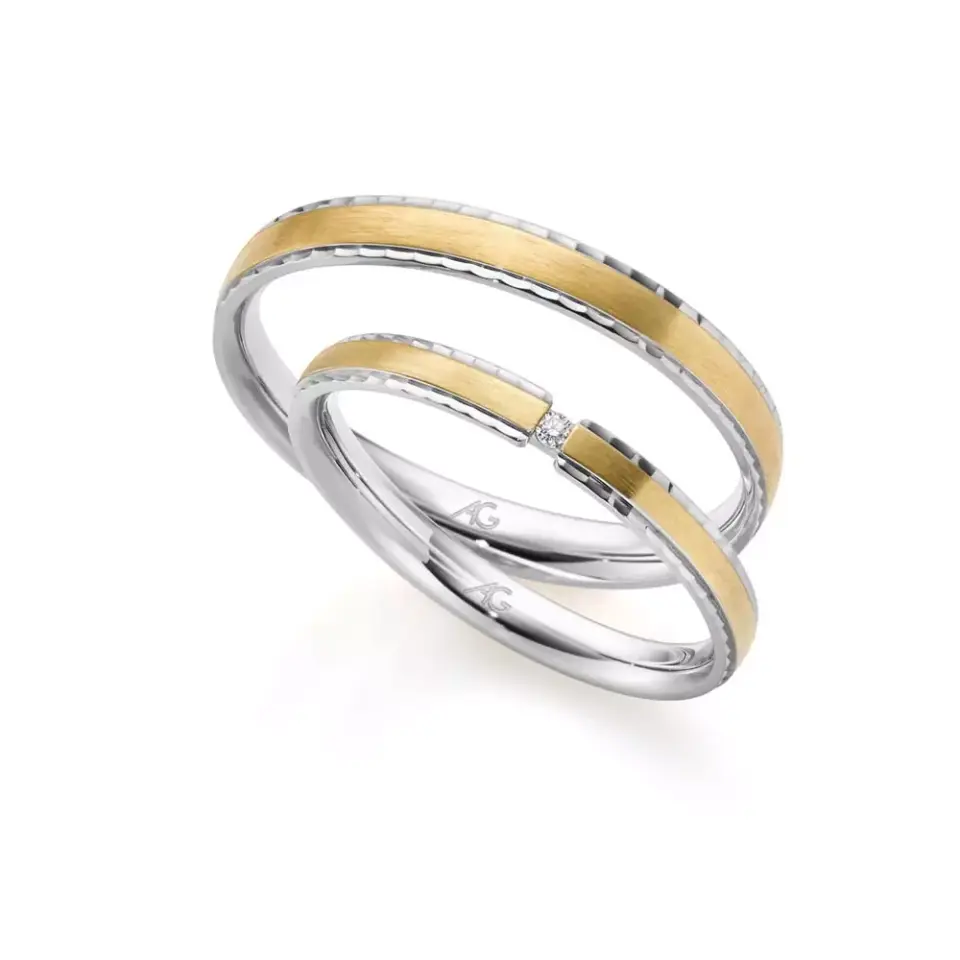Alianzas de boda de oro amarillo y oro blanco con diamante