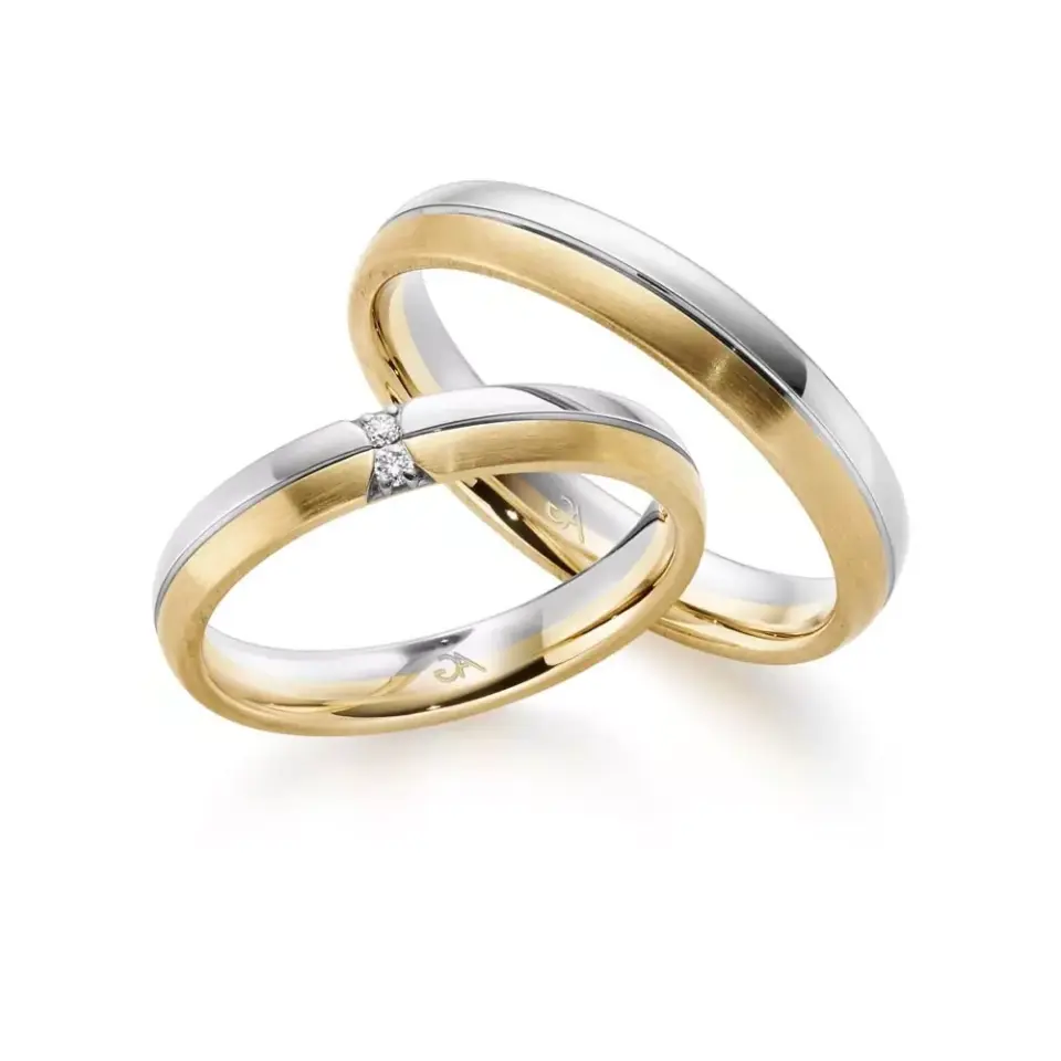 Alianzas de boda de oro amarillo y oro blanco con diamantes