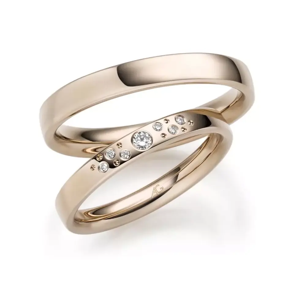 Alianzas de boda de oro champagne con diamantes