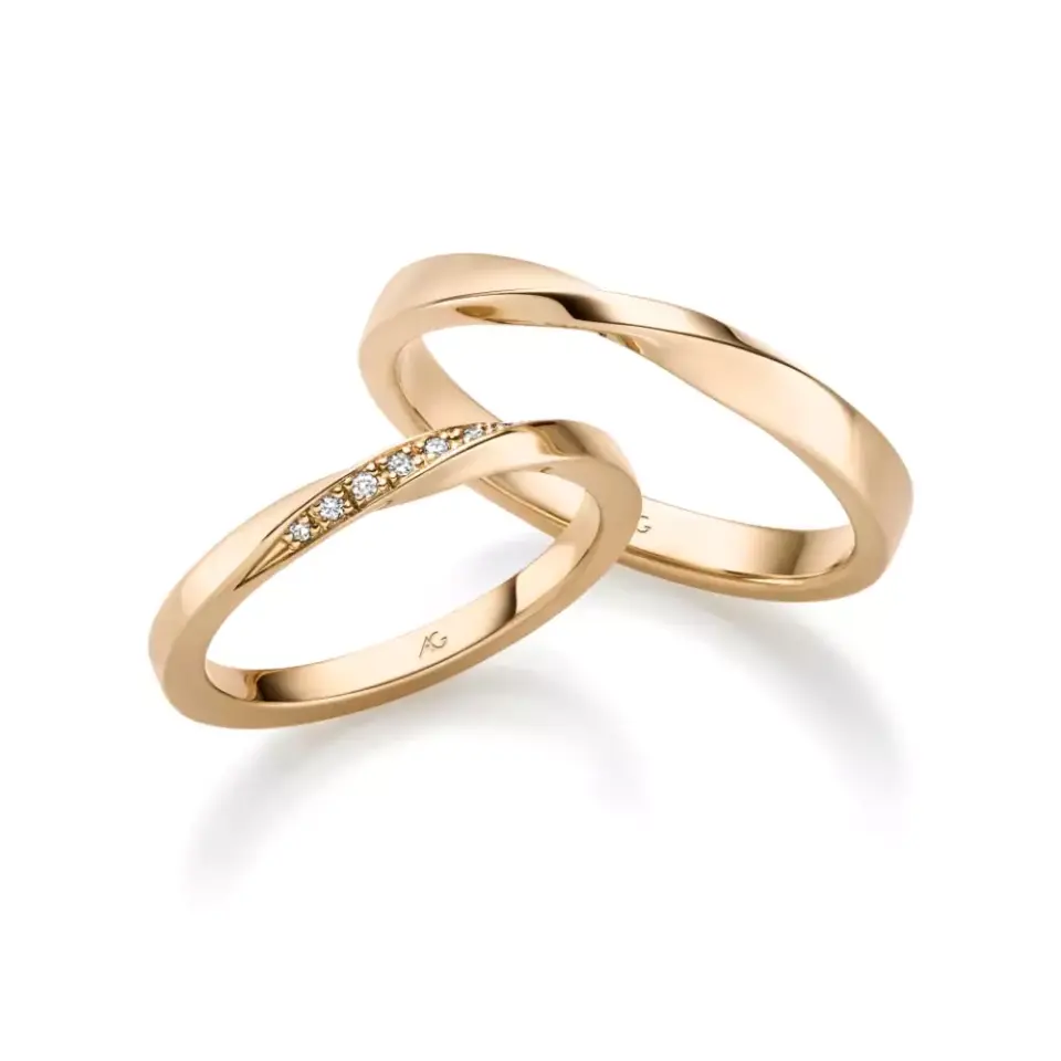 Alianzas de boda de oro amarillo con diamantes