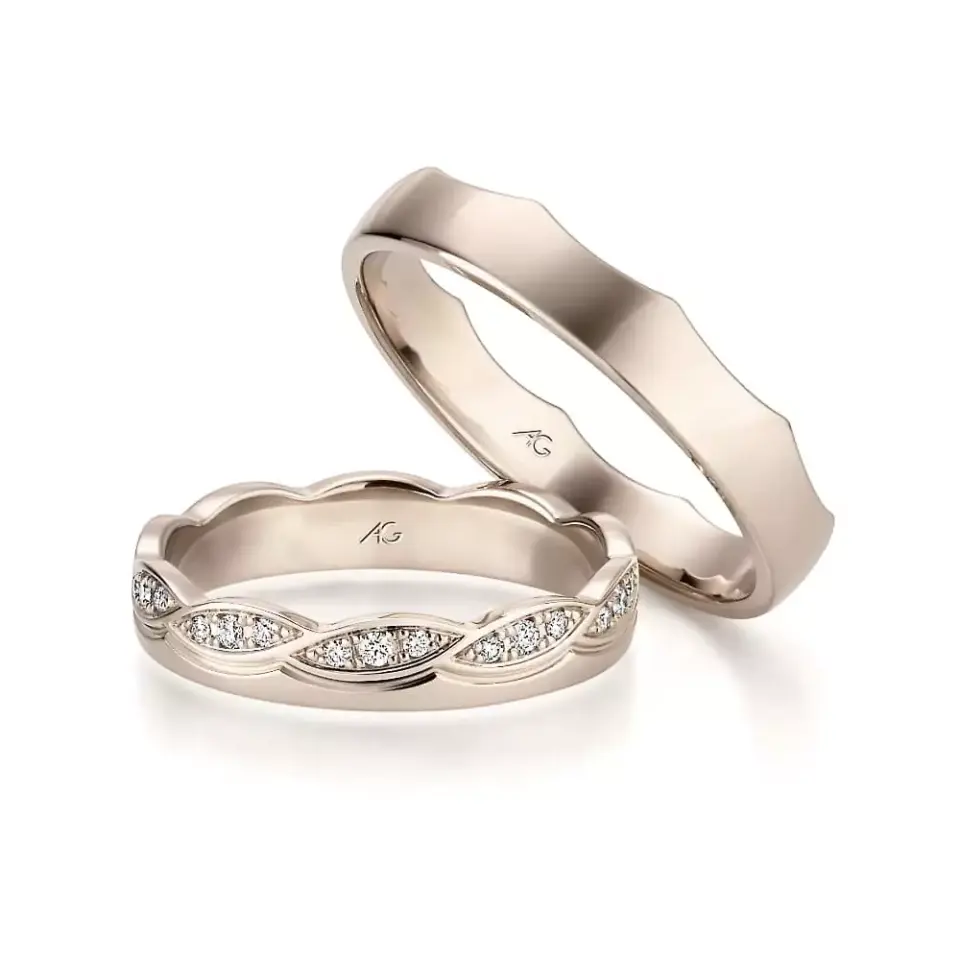 Alianzas de boda de oro champagne con diamantes