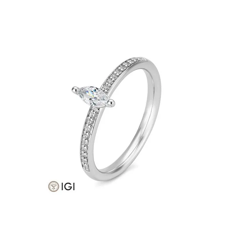 Anillo de compromiso de oro blanco con diamantes