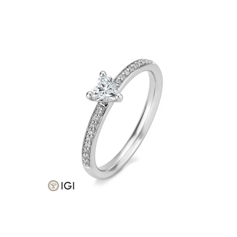 Anillo de compromiso de oro blanco con diamantes
