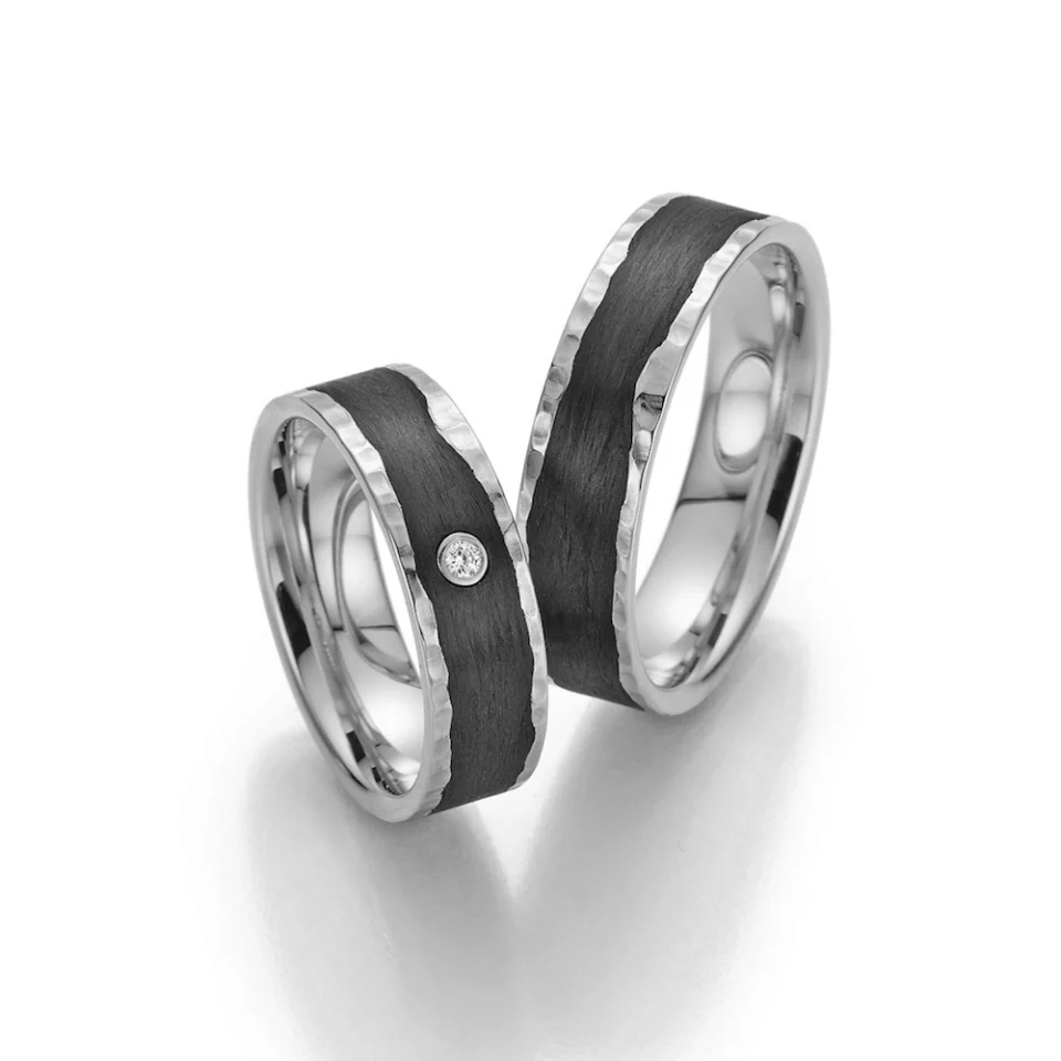 Alianzas de boda de platino y carbono con diamante