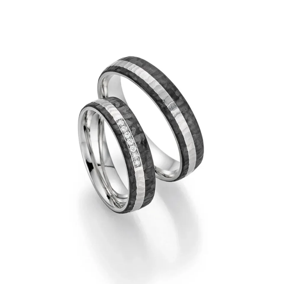 Alianzas de boda de platino y carbono con diamantes