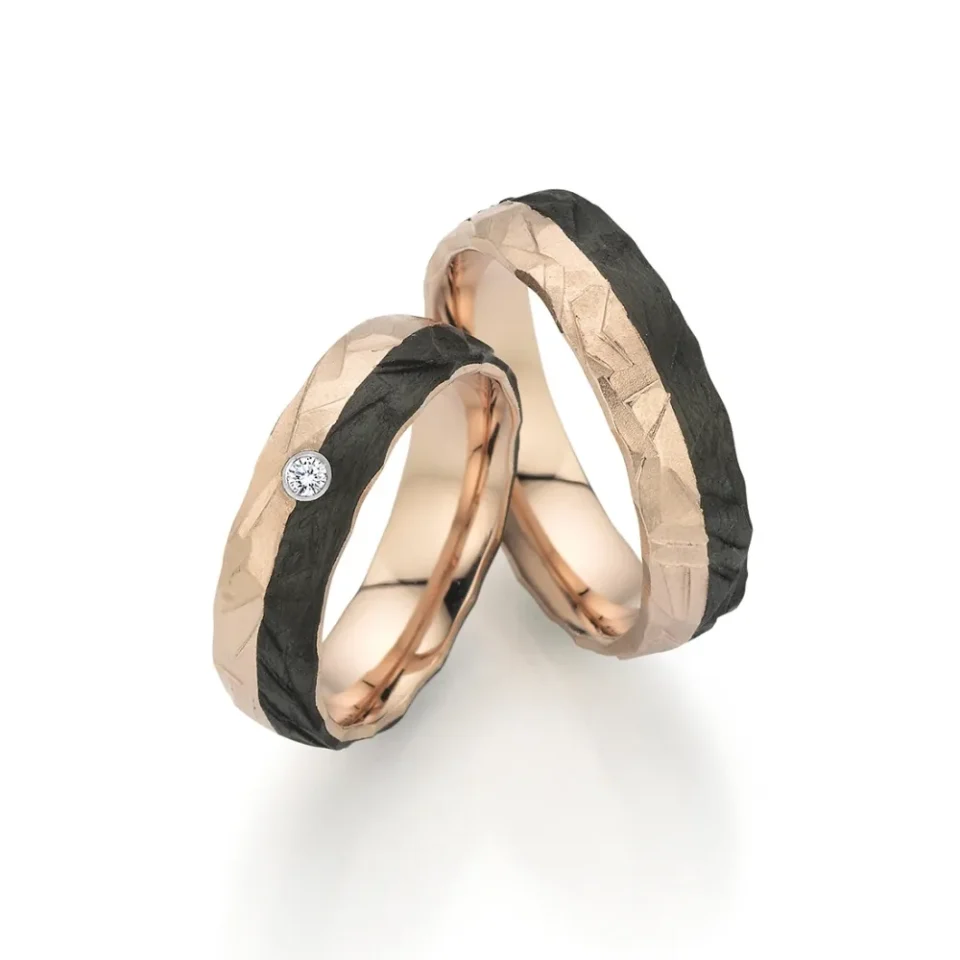 Alianzas de boda de oro champagne y carbono con diamante