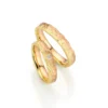 Alianzas de boda de oro amarillo, oro albaricoque y oro rosado con diamante
