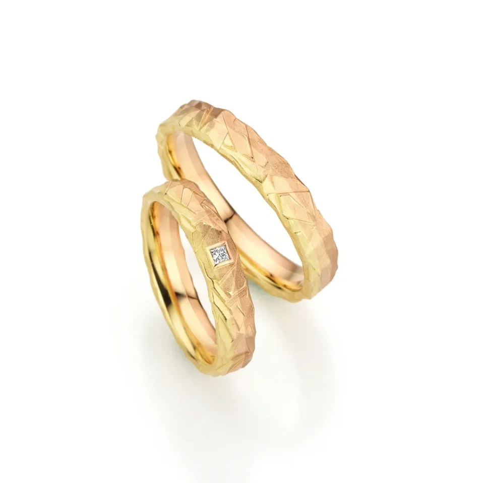 Alianzas de boda de oro amarillo, oro albaricoque y oro rosado con diamante