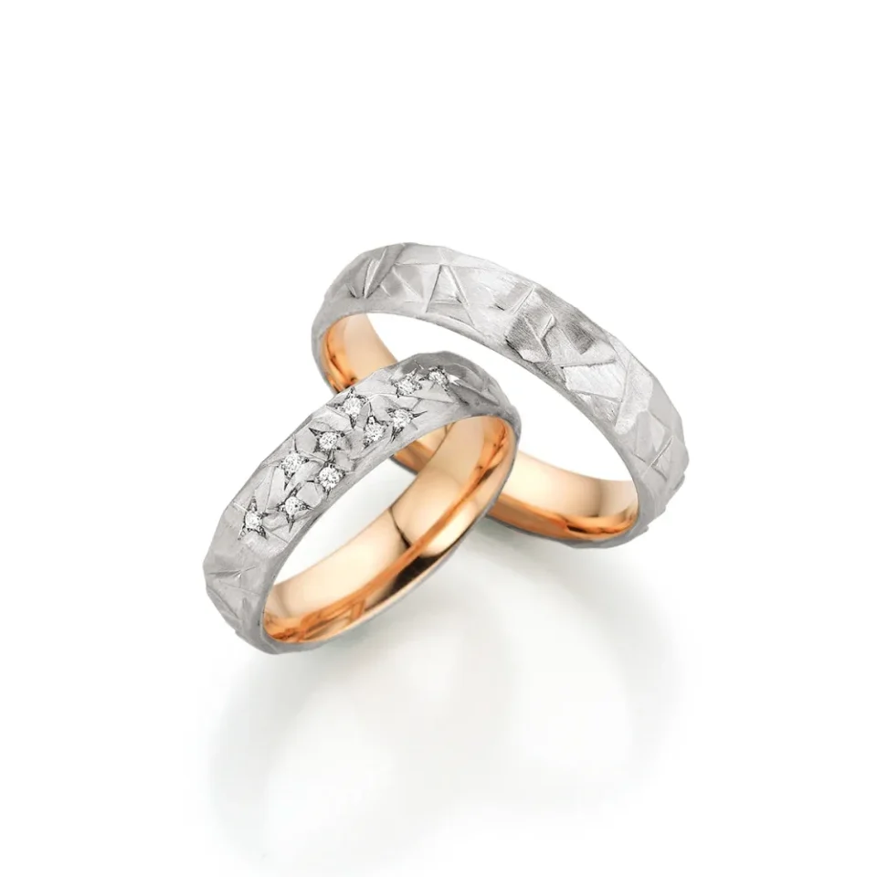 Alianzas de boda de oro rosado y oro blanco con diamantes