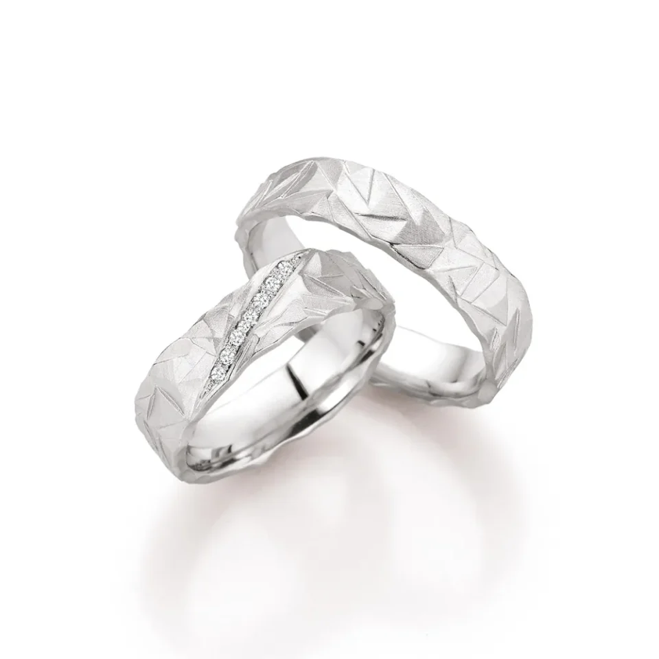 Alianzas de boda de platino con diamantes
