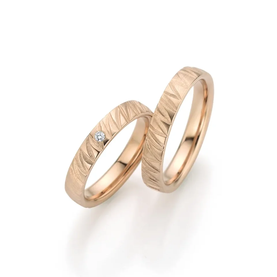 Alianzas de boda de oro champagne con diamante