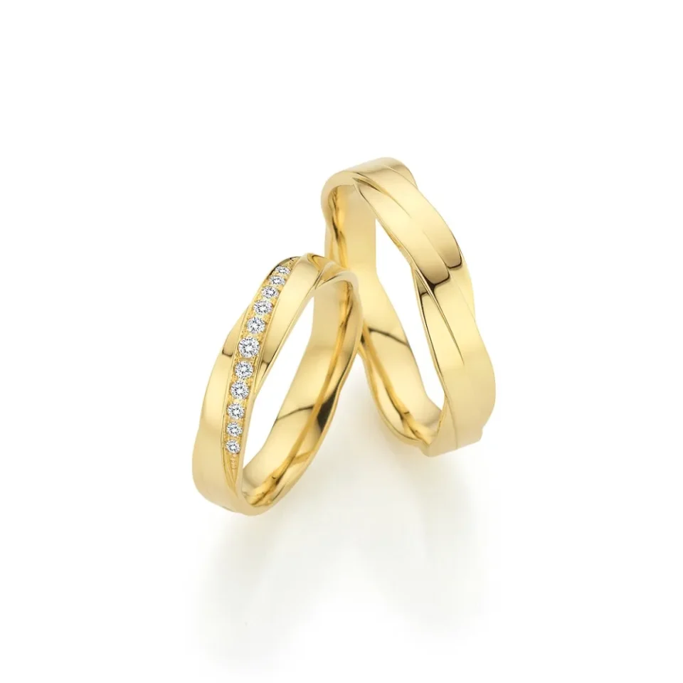 Alianzas de boda de oro amarillo con diamantes