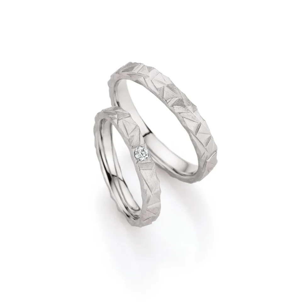 Alianzas de boda de platino con diamante