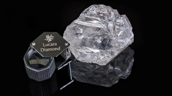 diamante en proceso de análisis y planificación de su corte