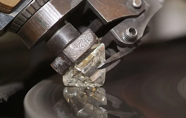 pulido de las facetas del diamante