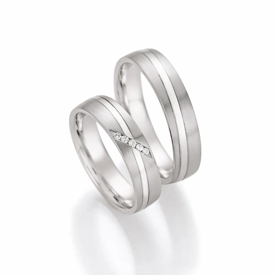 Alianzas de boda de plata con diamantes