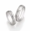 Alianzas de boda de acero y titanio con diamantes