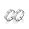 Alianzas de boda de acero y plata con diamantes