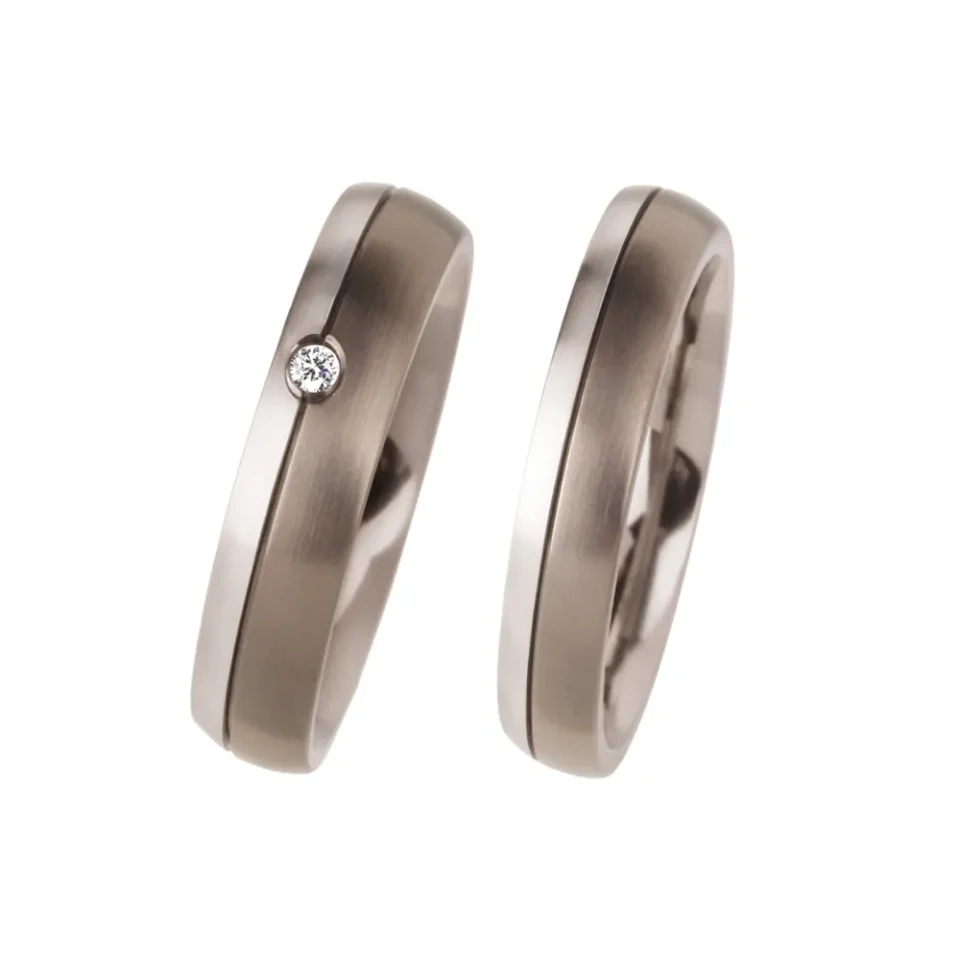 Alianzas de boda de titanio y platino con diamante