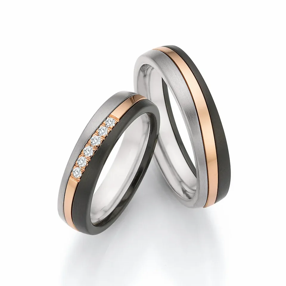 Alianzas de boda de titanio, oro rosado y zirconio con diamantes