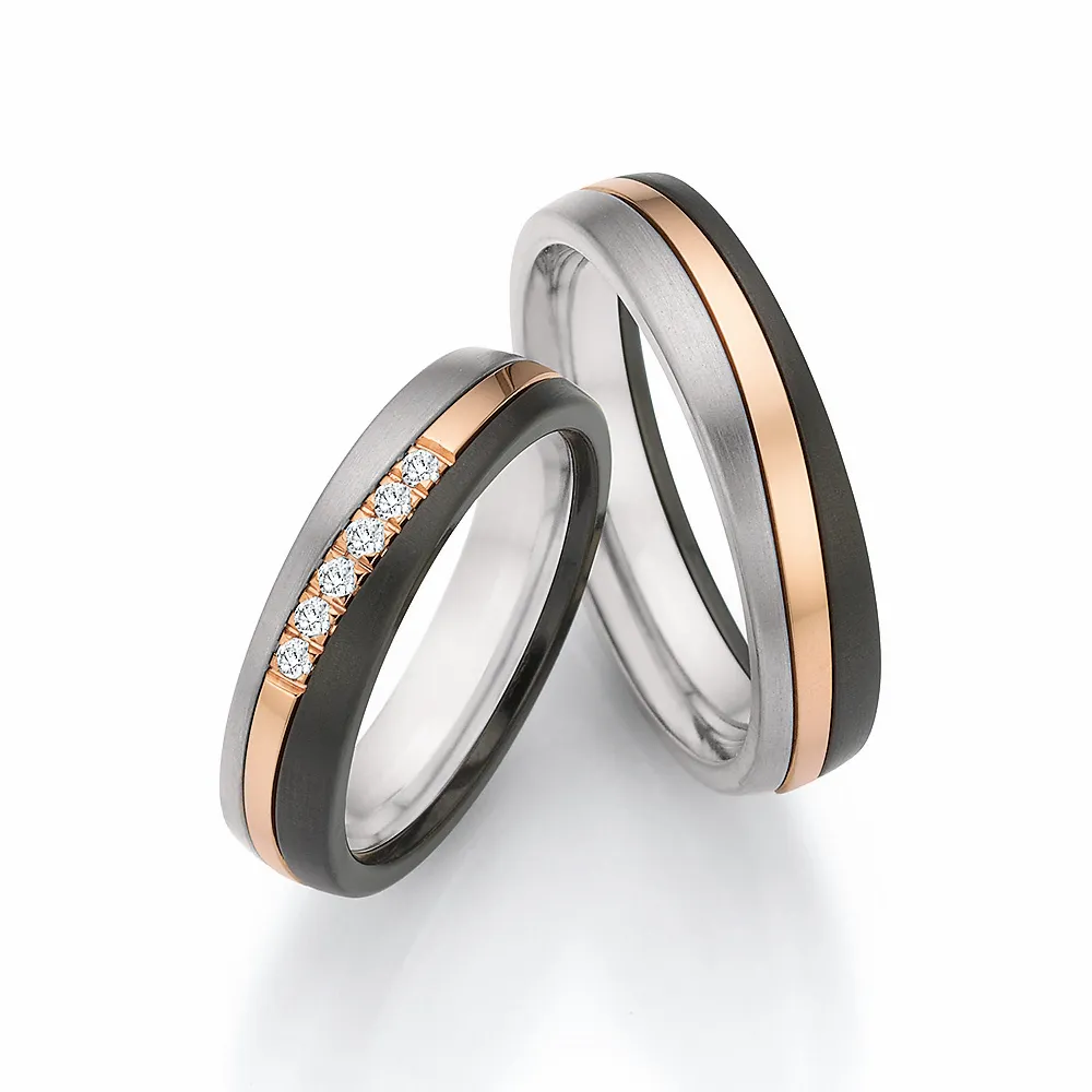 Alianzas de boda de titanio, oro rosado y zirconio con diamantes
