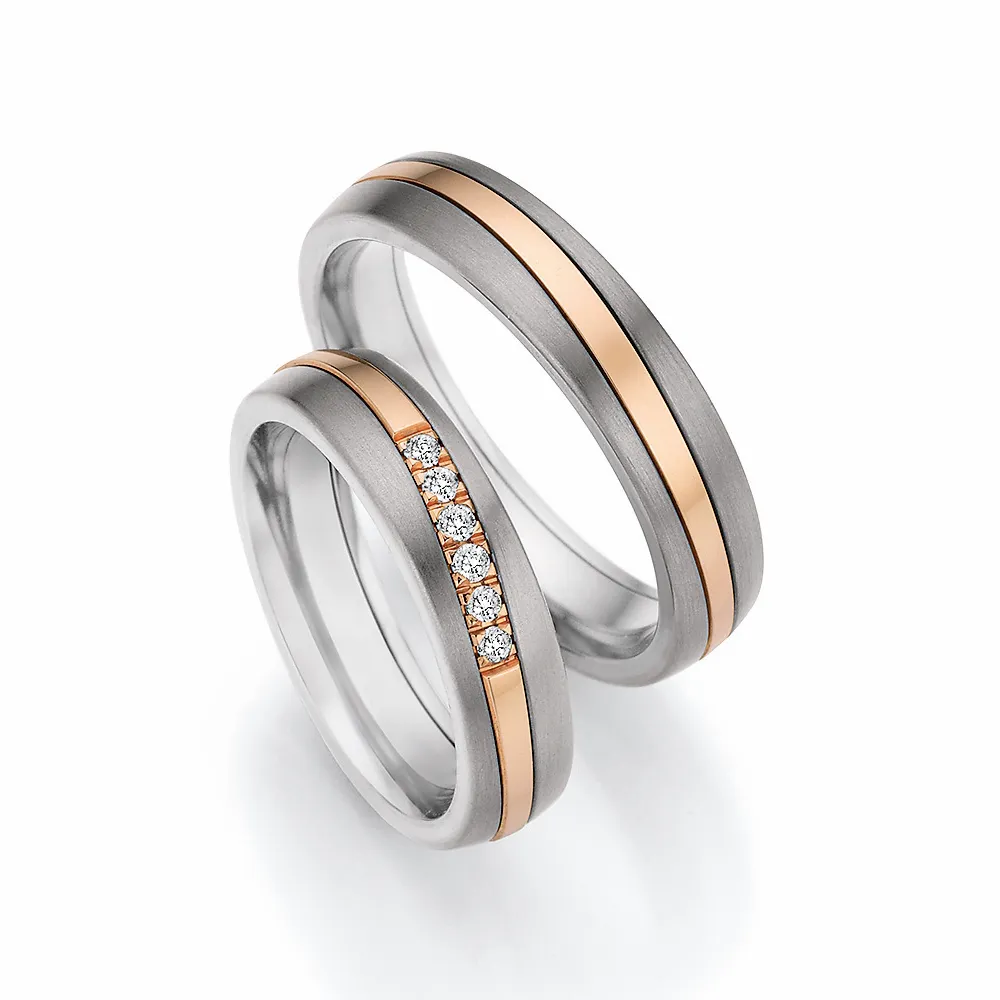 Alianzas de boda de titanio y oro rosado con diamantes