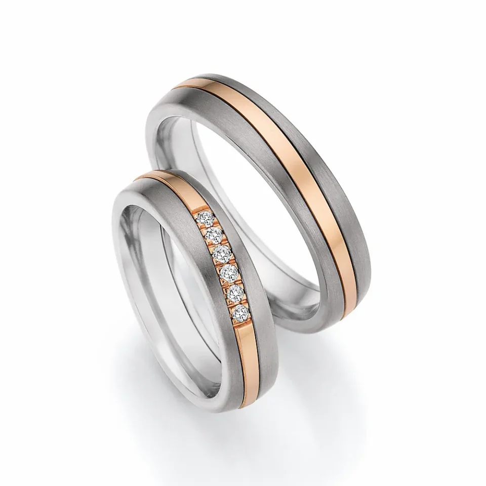 Alianzas de boda de titanio y oro rosado con diamantes