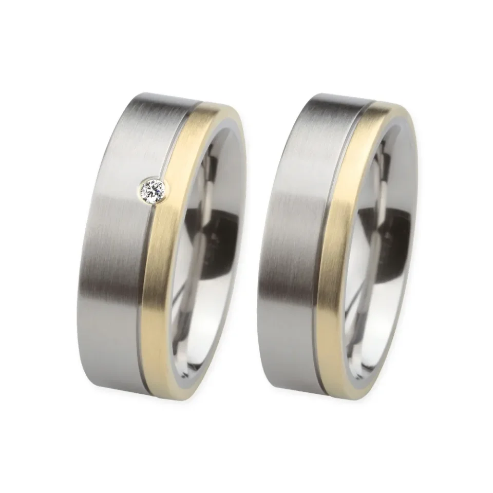 Alianzas de boda de acero y oro amarillo con diamante