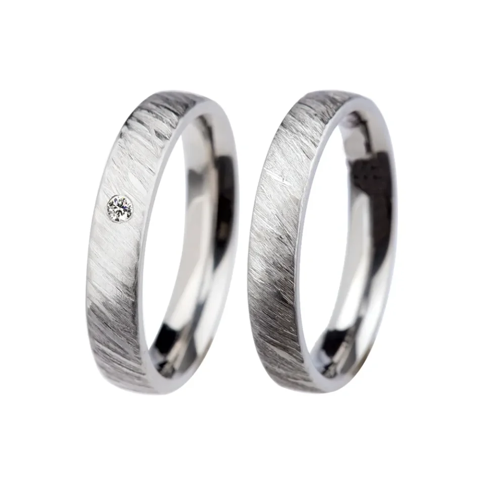 Alianzas de boda de acero con diamante