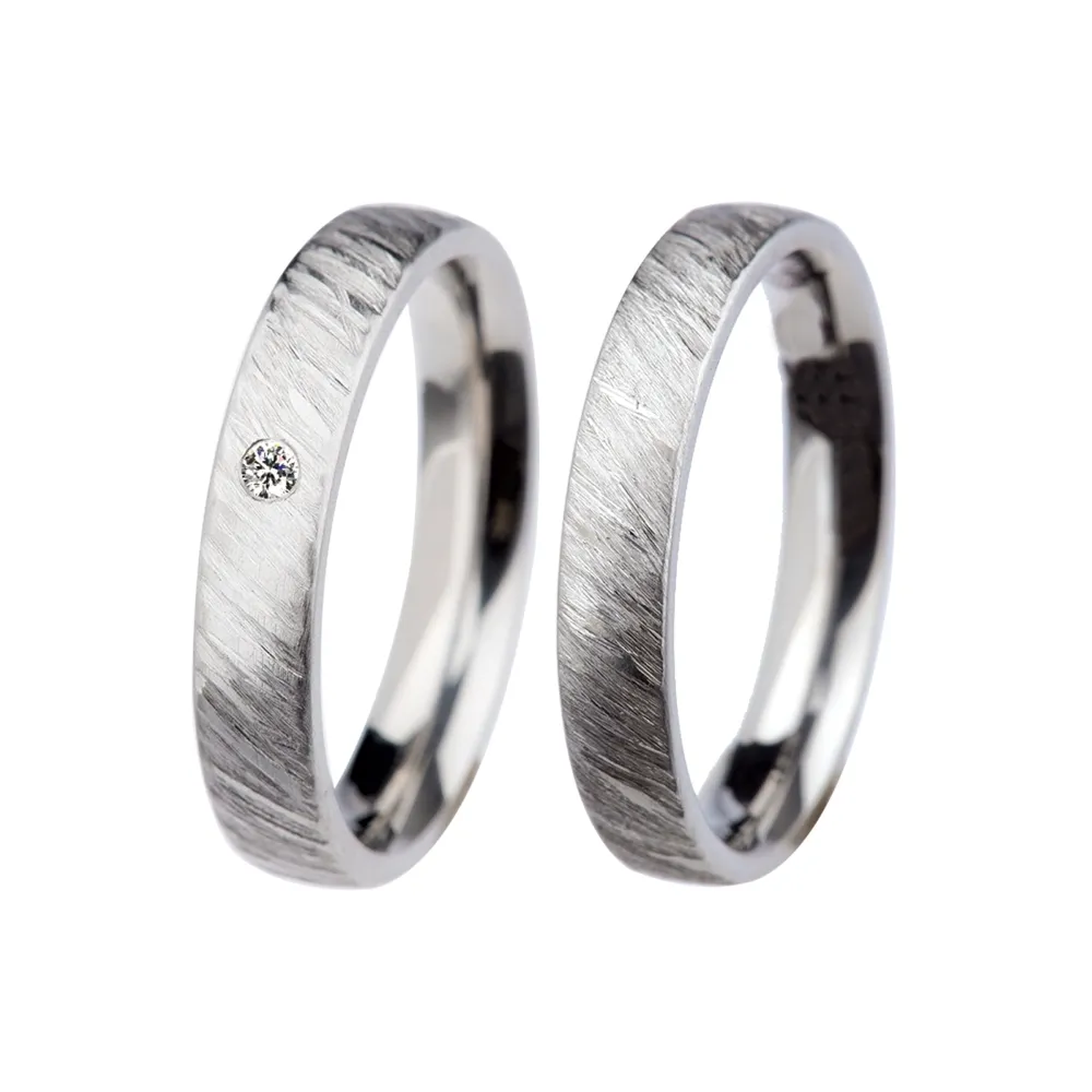 Alianzas de boda de acero con diamante