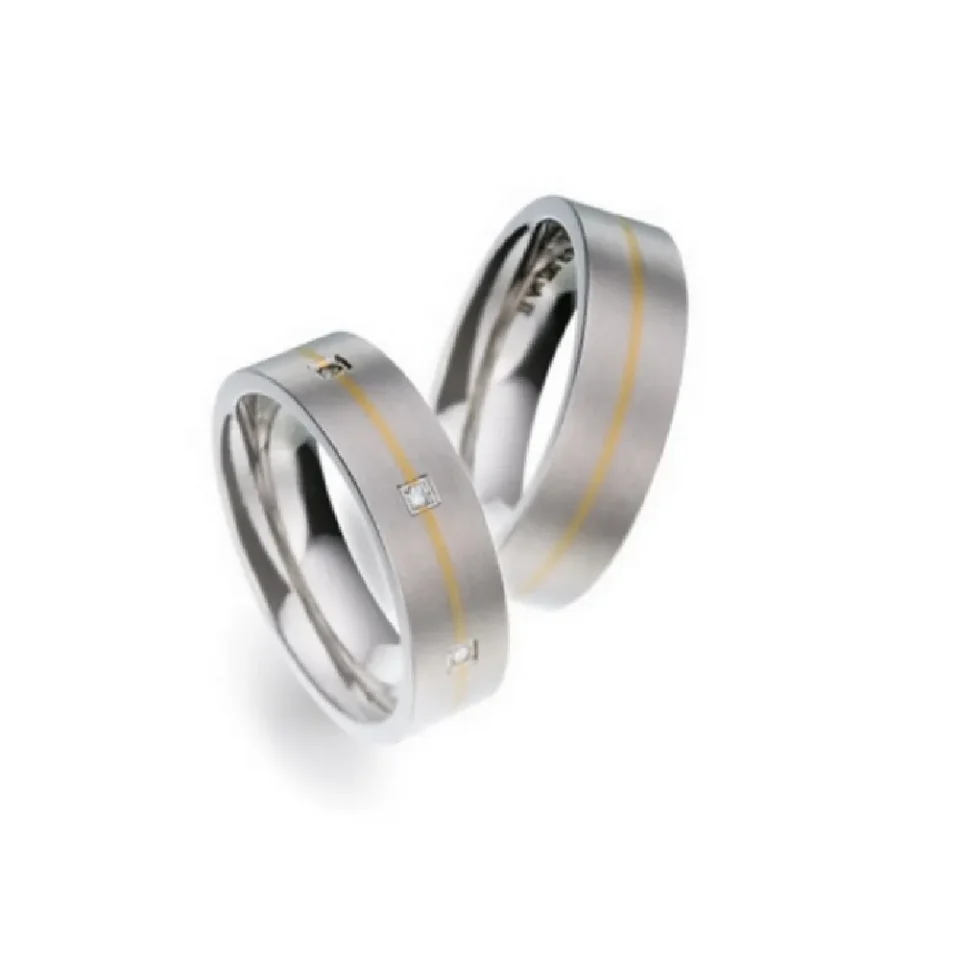 Alianzas de boda de titanio y oro amarillo con diamantes